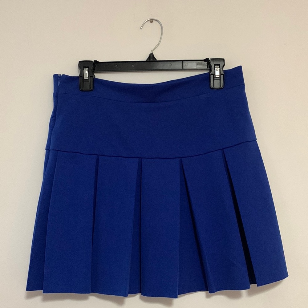 fun, funky, blue skirt with pleats 🌀